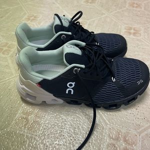 ON running cloud flyer size 6